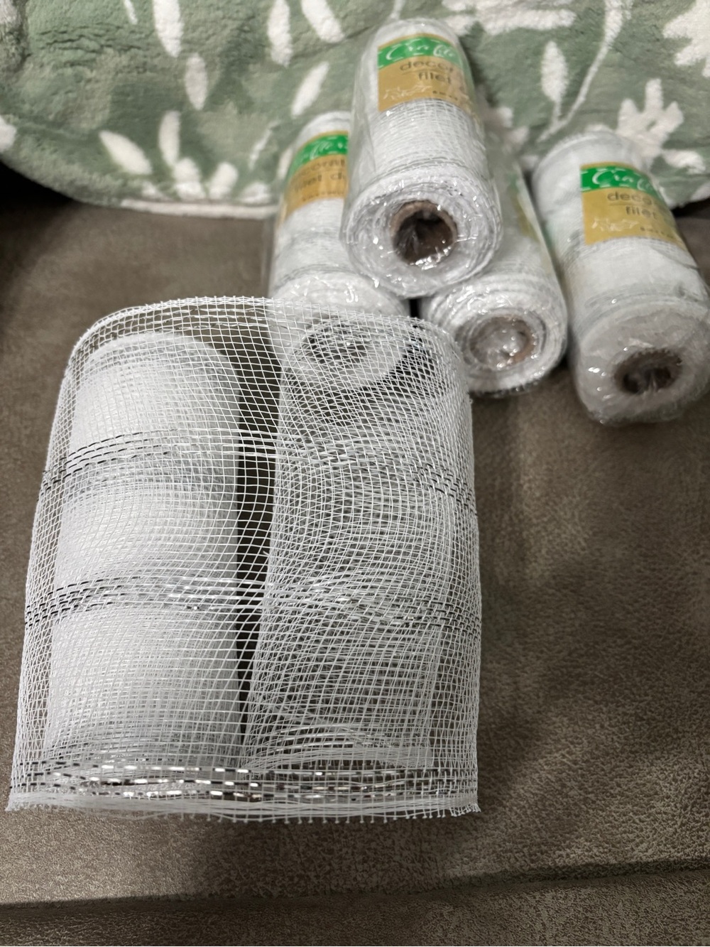 Decorative White and Silver Mesh Rolls (5)